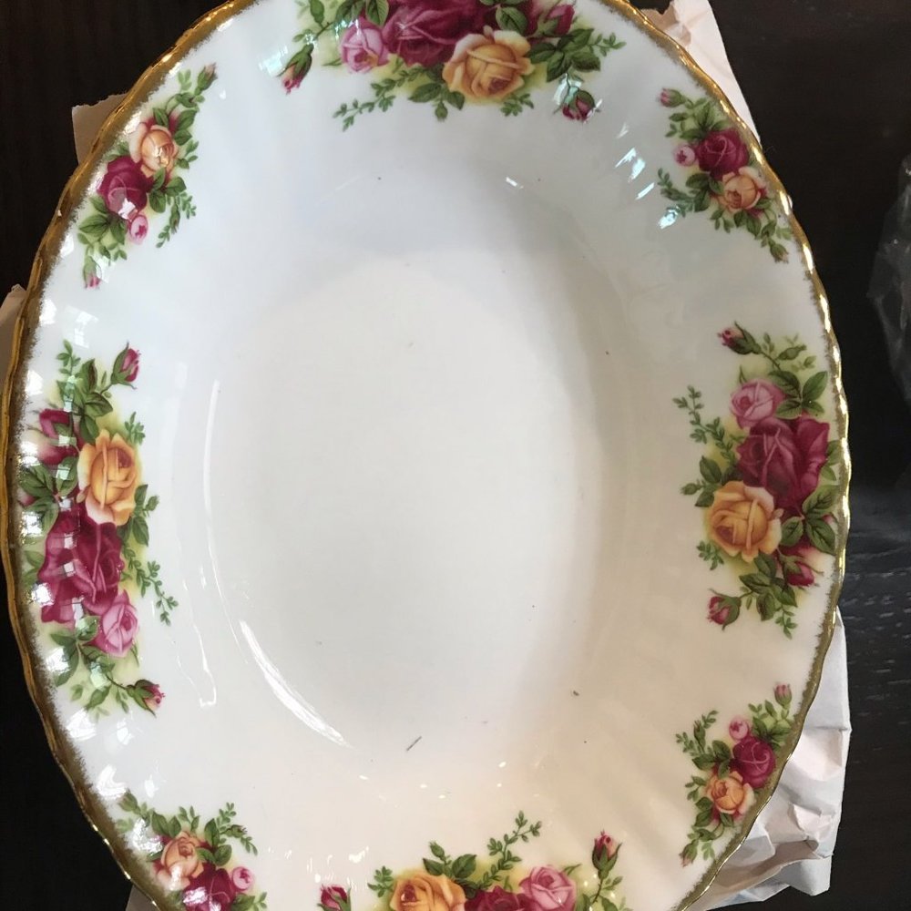 ROYAL ALBERT OLD COUNTRY ROSE OVAL BOWL.
